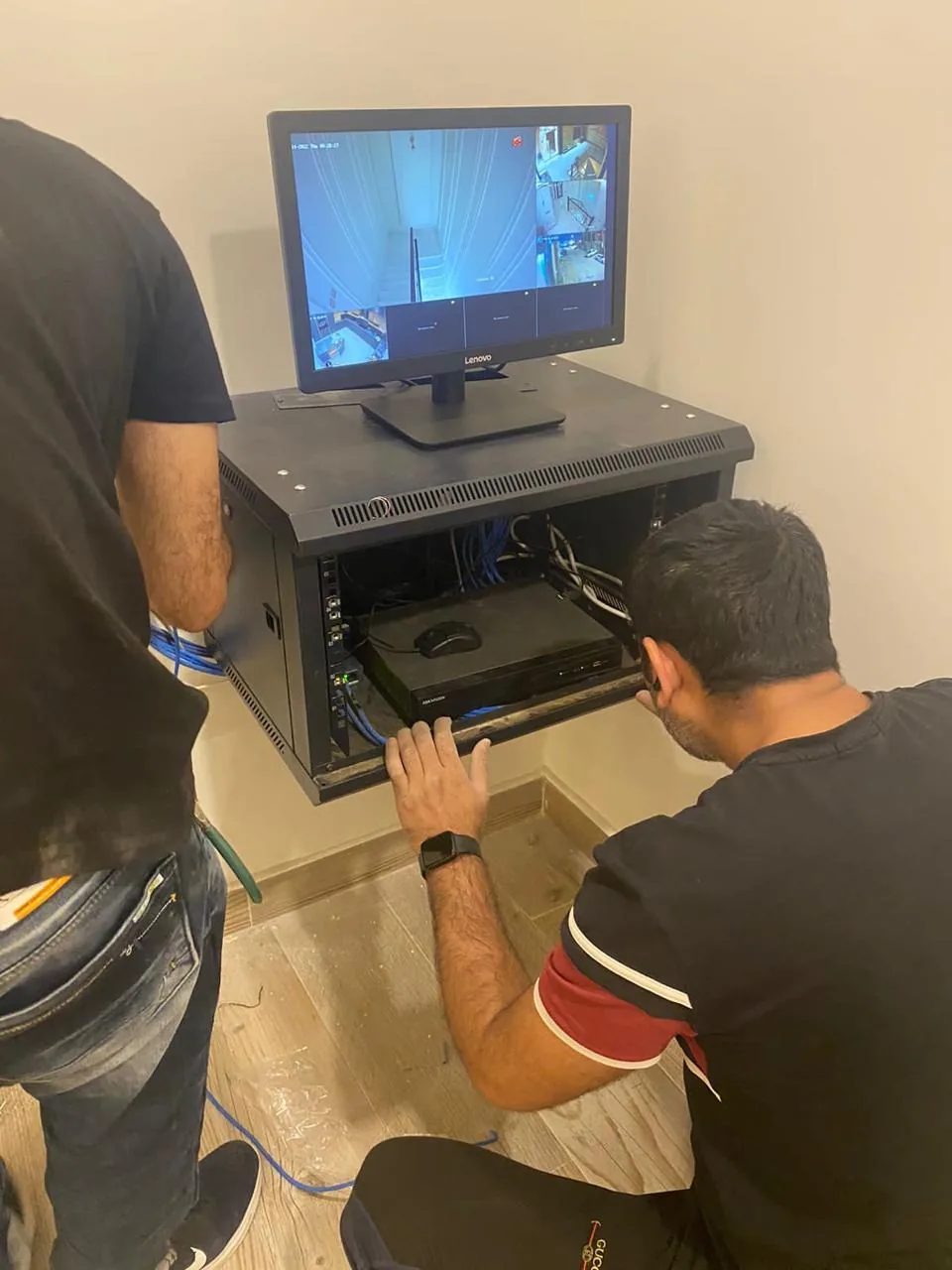 تركيب جهاز التسجيل داخل الكابينة