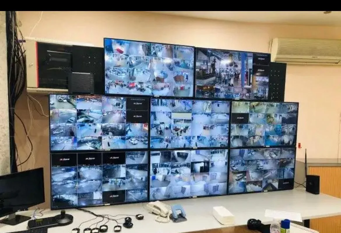 جدار شاشات لعرض كاميرات المراقبة