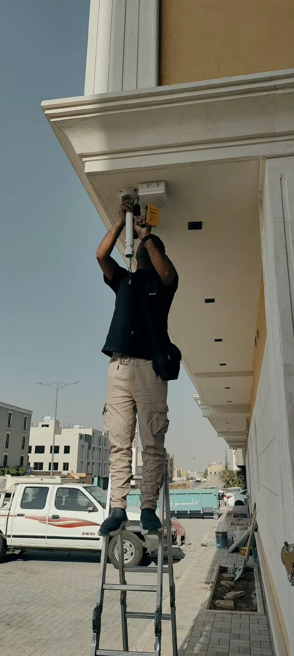 تركيب كاميرا PTZ متحركة على واجهة مبنى - أثناء التركيب